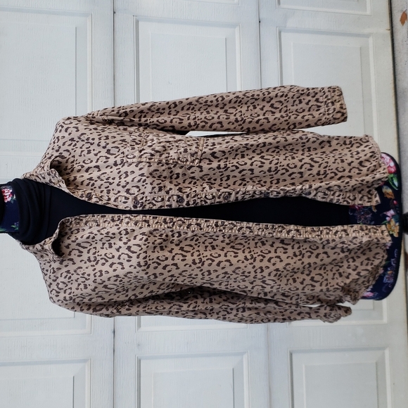 C&C California Tops - C&C California LS cheetah blouse